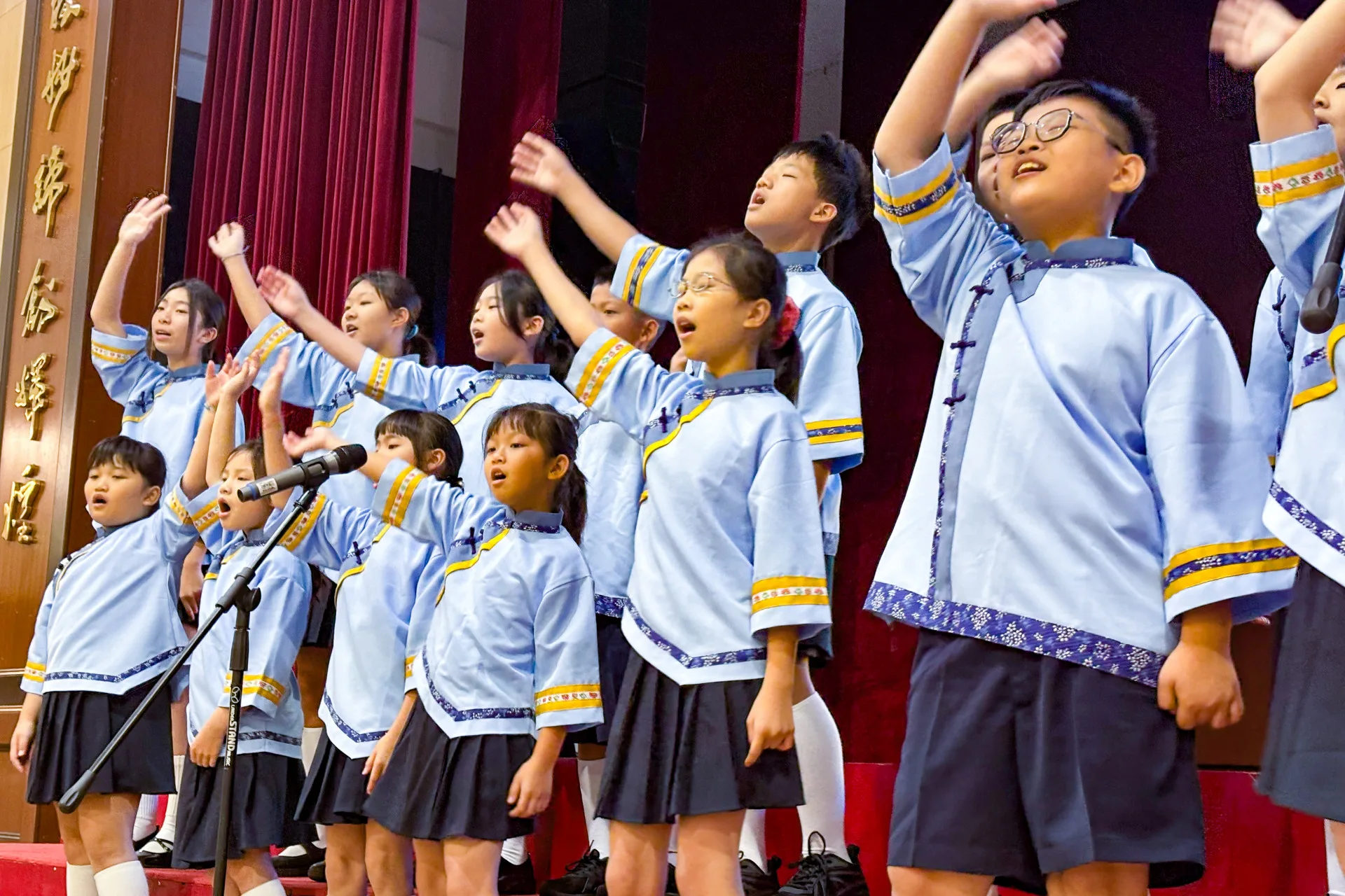 台馬兩國孩子還一起合唱客家歌曲「歡迎歌」,孩子純淨歌聲迴盪在馬國校園,串起台馬兩國友誼。高雄市客委會提供