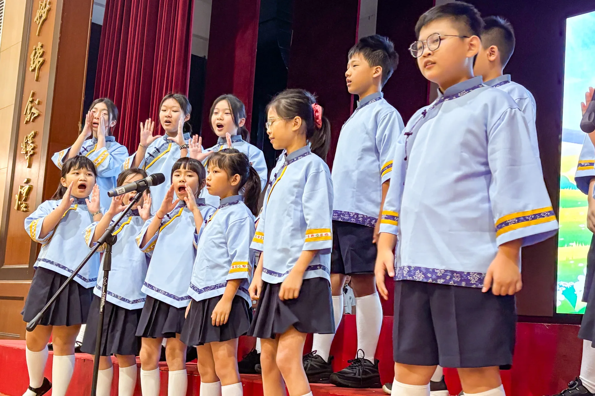 台馬兩國孩子還一起合唱客家歌曲「歡迎歌」,孩子純淨歌聲迴盪在馬國校園,串起台馬兩國友誼。高雄市客委會提供