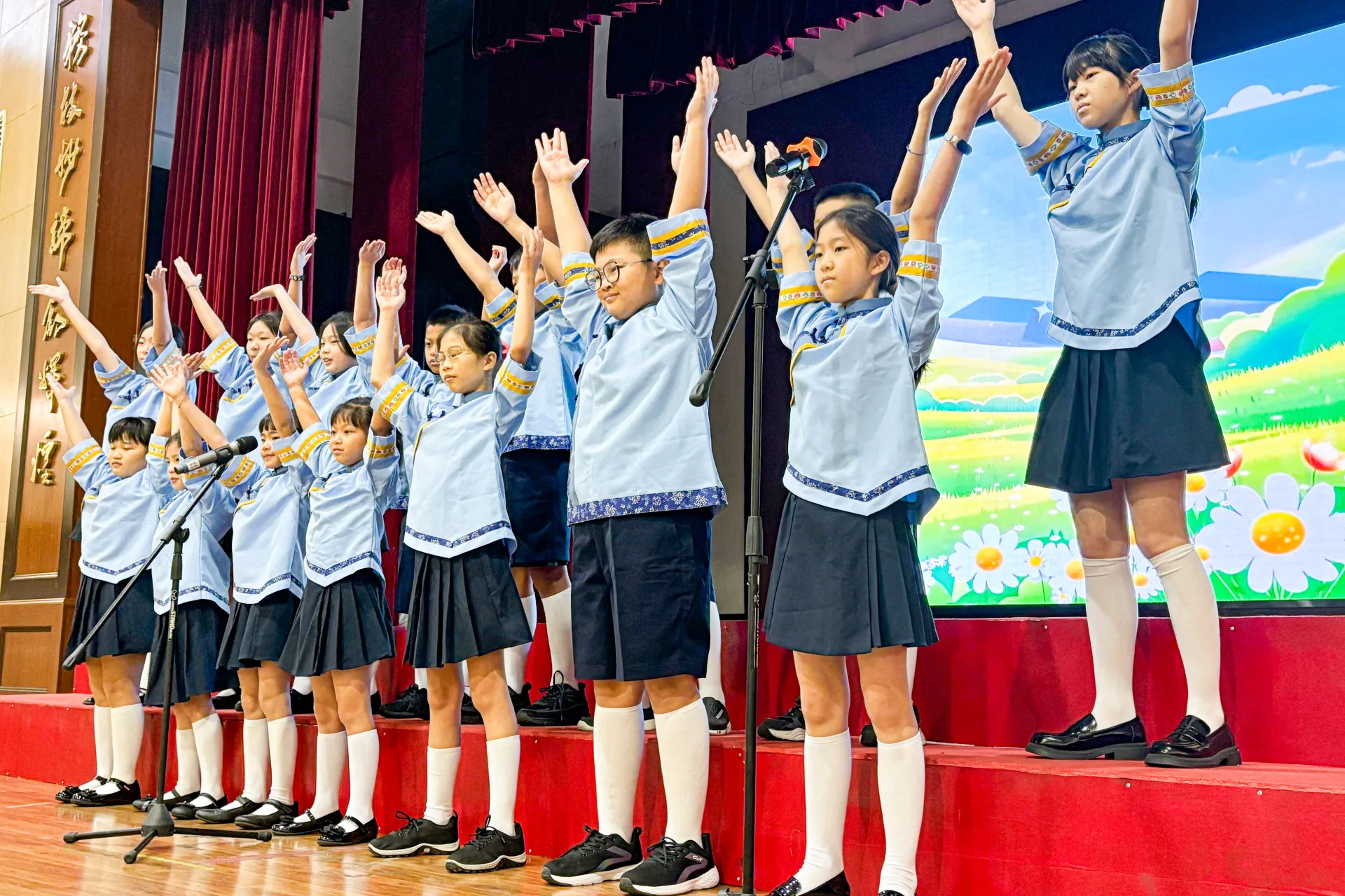 台馬兩國孩子還一起合唱客家歌曲「歡迎歌」,孩子純淨歌聲迴盪在馬國校園,串起台馬兩國友誼。高雄市客委會提供