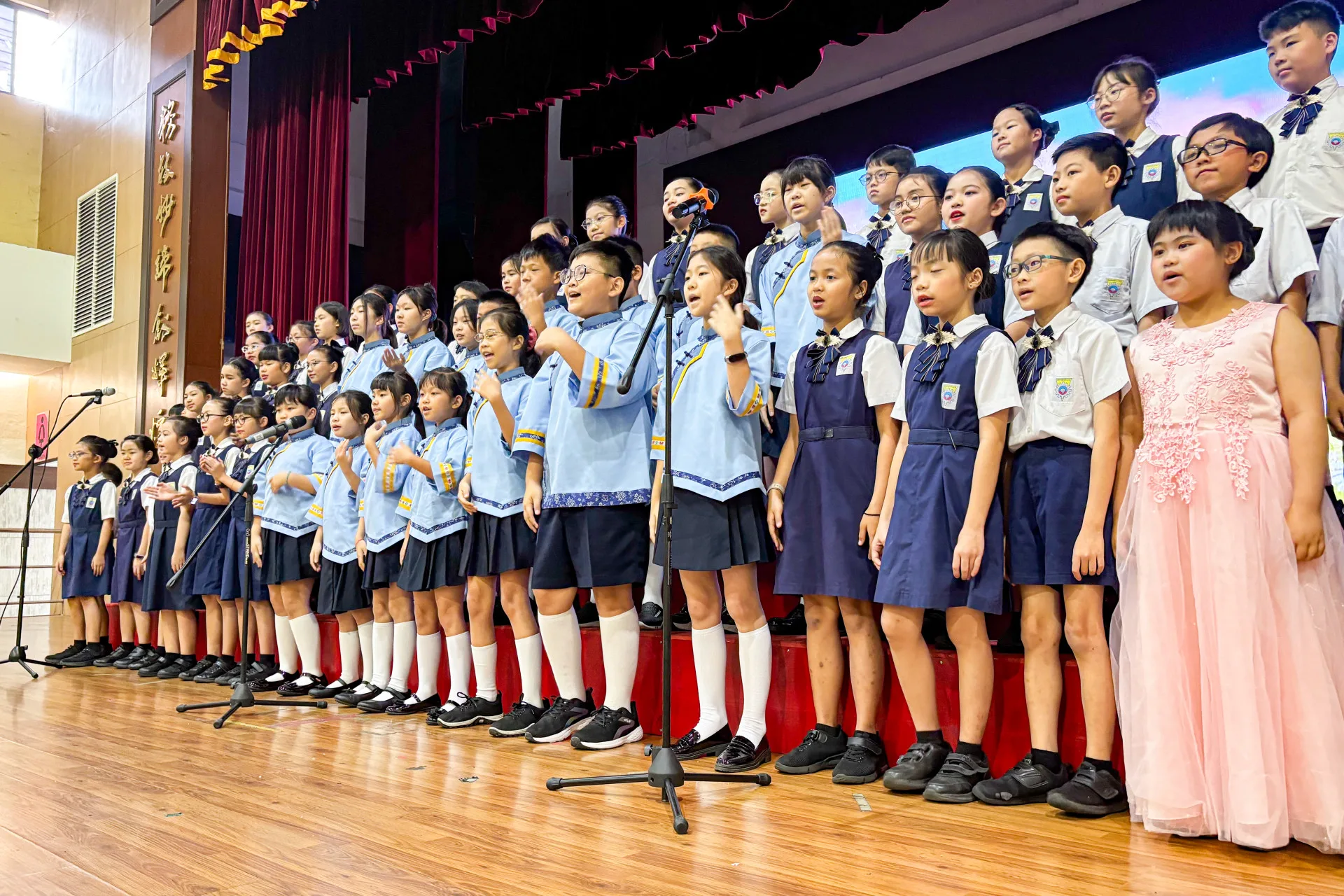 台馬兩國孩子還一起合唱客家歌曲「歡迎歌」,孩子純淨歌聲迴盪在馬國校園,串起台馬兩國友誼。高雄市客委會提供