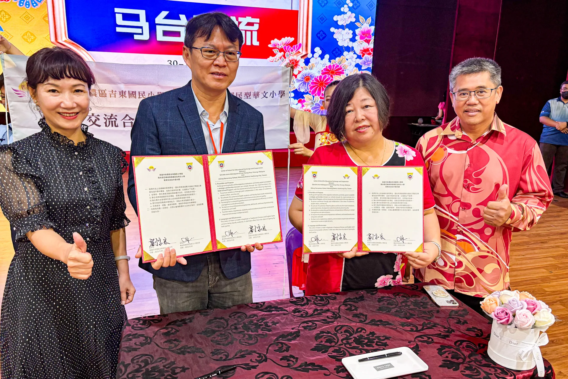 高市美濃區吉東國小校長劉家宏(左二)與商務華小校長李鳳珠(右二)簽署教育交流合作意向書MOU。高雄市客委會提供