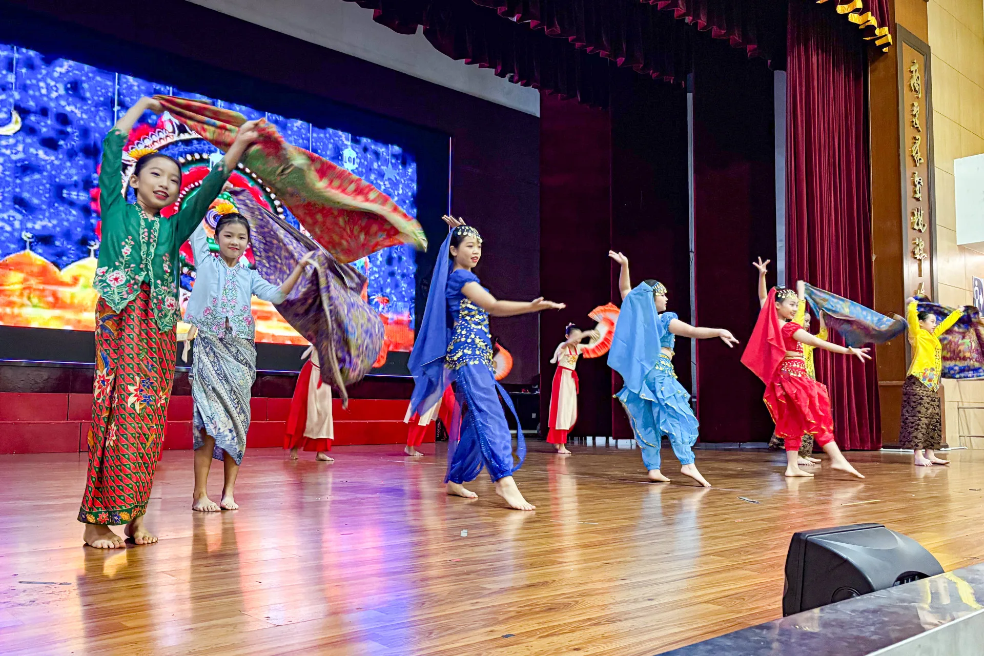 商務華小學童穿著馬來、印度等傳統服飾表演舞蹈演出令人驚豔。高雄市客委會提供