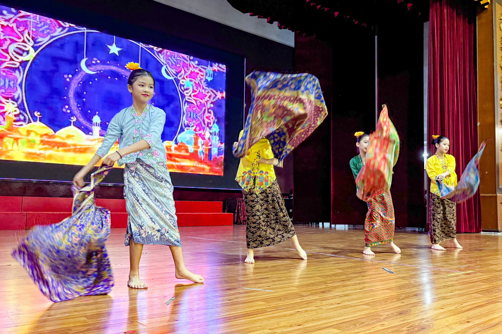 商務華小學童穿著馬來、印度等傳統服飾表演舞蹈演出令人驚豔。高雄市客委會提供