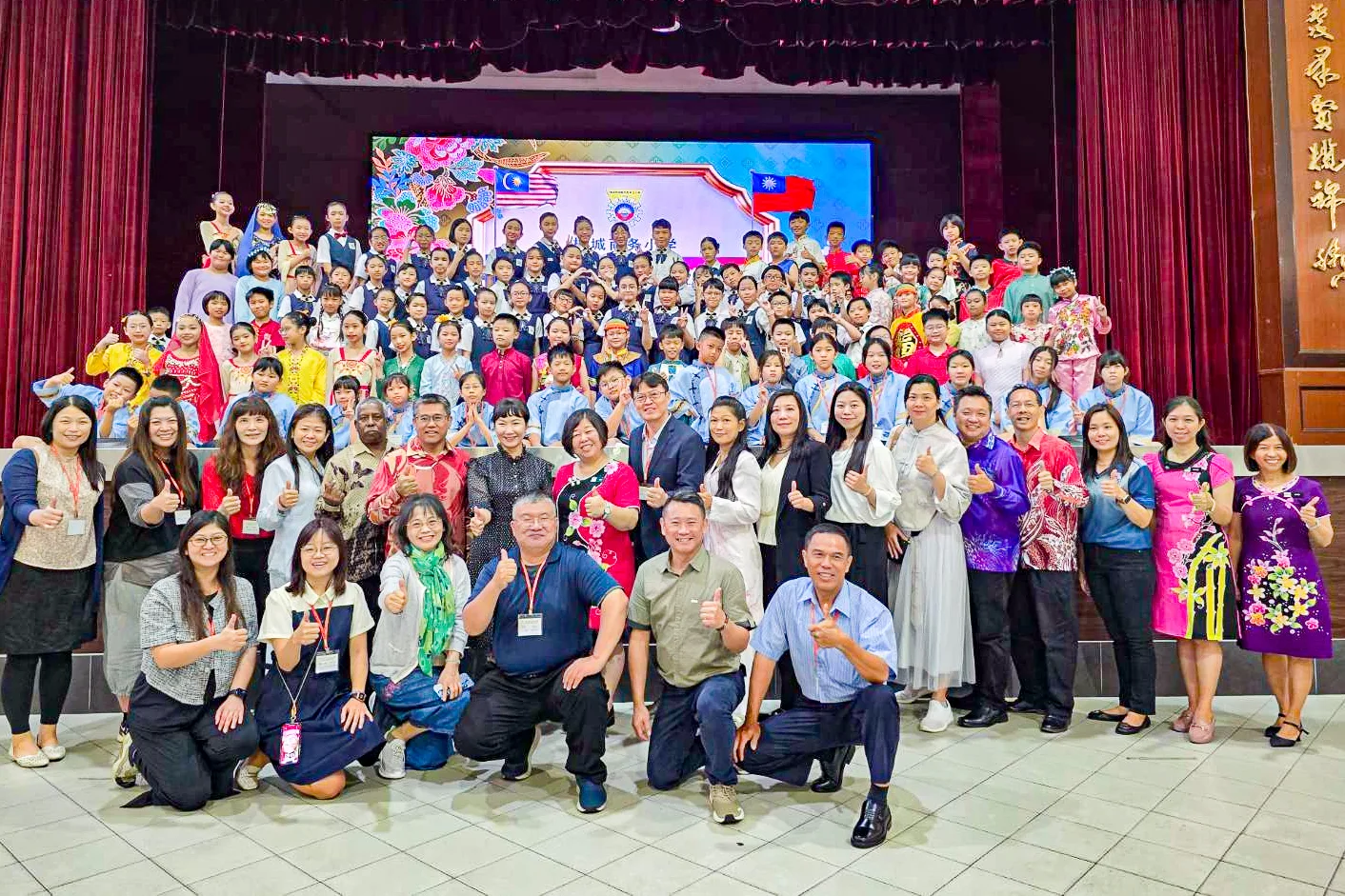 高雄市客家兒童合唱團訪問團與商務華小師生合影紀念。高雄市客委會提供