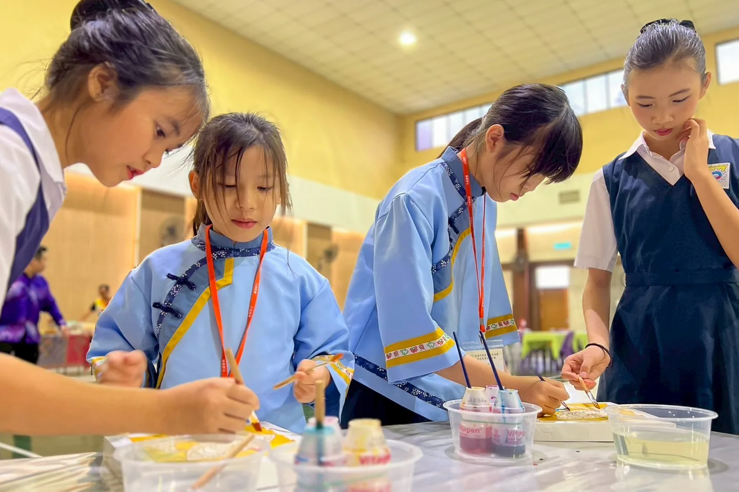 客家合唱團與商務華小學童一起分組文化交流,包括竹竿舞、蠟染、沖格等馬來傳統舞蹈、手藝及遊戲,台馬兩國孩子其樂融融。高雄市客委會提供