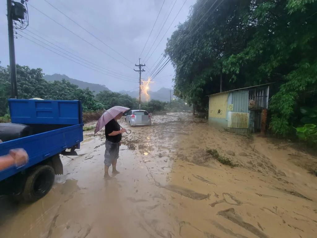 台中地區31日上午持續降雨,多處道路出現積淹水情形,霧峰桐林社區附近山區道路出現土石流,車輛受困。民眾提供