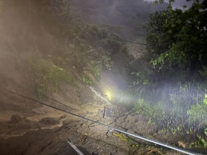 高雄市山區持續降雨，六龜區台20線81.1公里處，30日晚上疑似有車輛墜落山谷，警消已動員到現場展開搜救，傷亡狀況及意外發生原因待釐清。高雄市警察局六龜分局提供