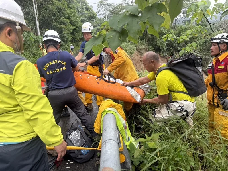 高雄六龜警方30日晚間獲報台20線81.1公里處有車輛墜谷，車上疑有5人，警消31日上午陸續找到17歲潘姓少女遺體及其他人部分遺骸。高雄市消防局提供