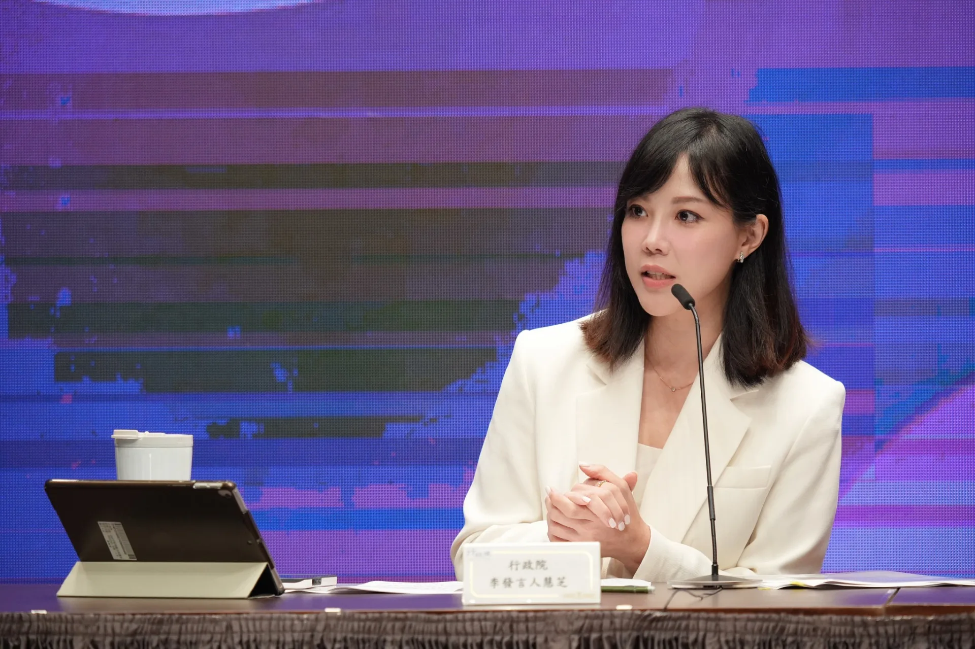 行政院發言人李慧芝轉述,特別條例行政院不會提覆議,但有關普發現金的內容有違憲、違法等瑕疵,將在適當時機提出釋憲。行政院提供