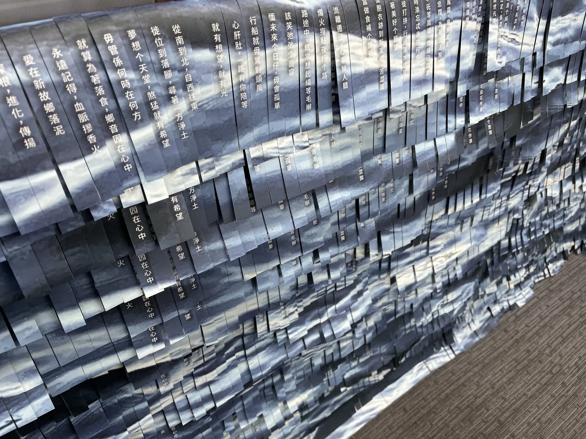 新北市擁有約67.2萬客家人口，客家閱讀專區以新北客家遷徙、生根與發展為主軸。新北市客家局提供