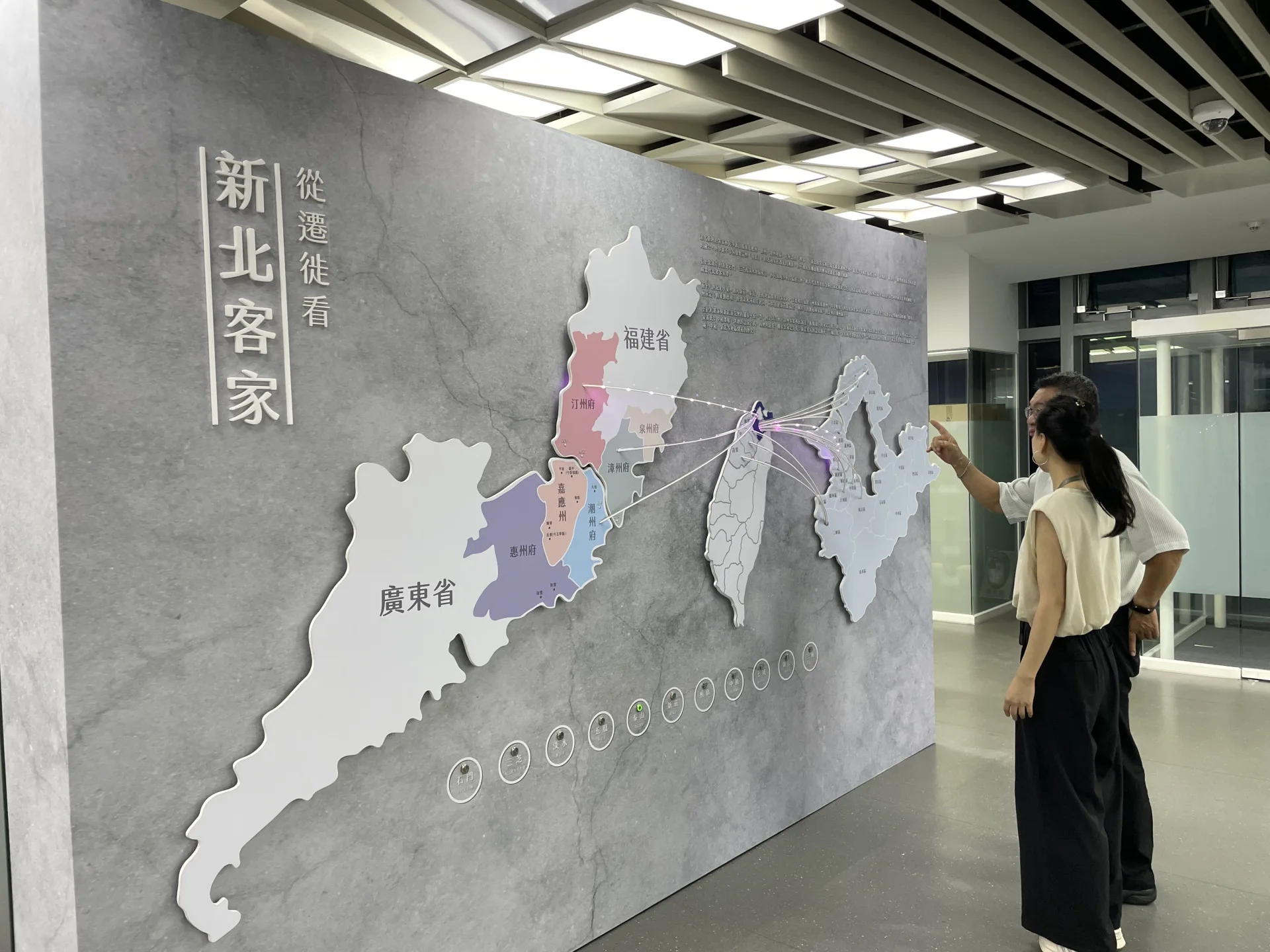 8月啟用新北市立圖書館「客家閱讀專區」，邁向永續語言發展新階段。新北市客家局提供