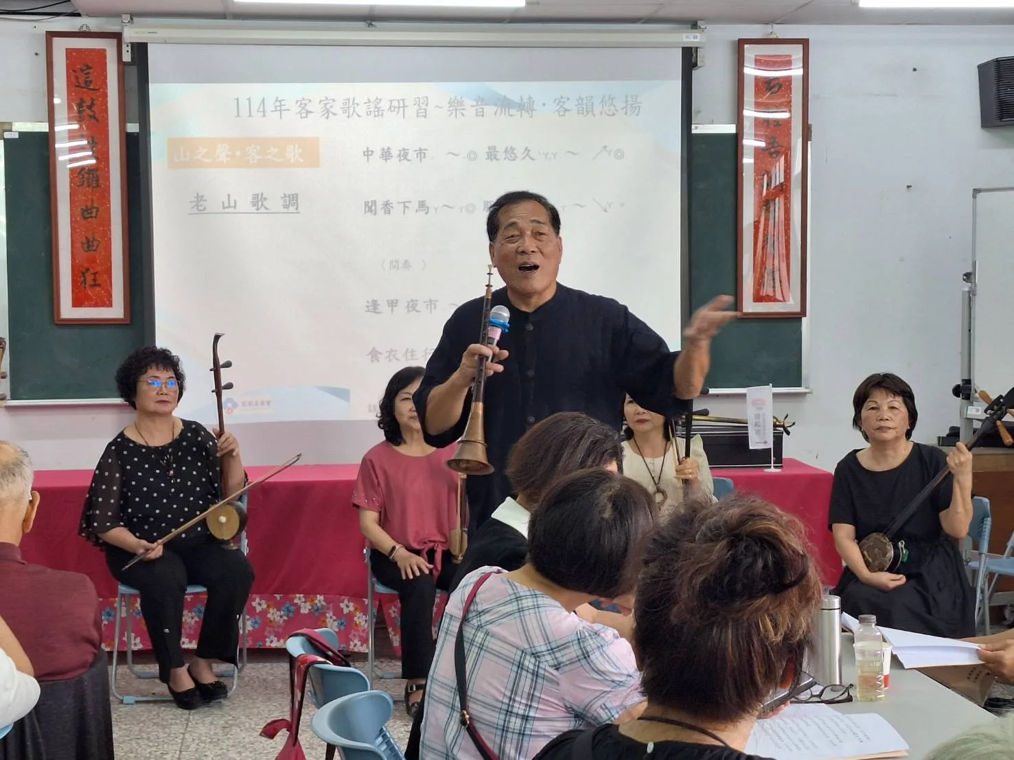 賴仁政老師談客家八音與山歌，大家聚精會神聆聽。台中市政府客家事務委員會提供