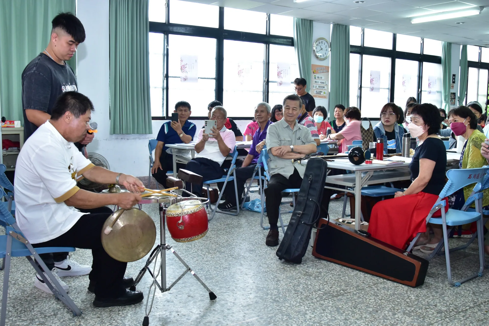 謝其國老師親自示範傳統樂器演奏。台中市政府客家事務委員會提供