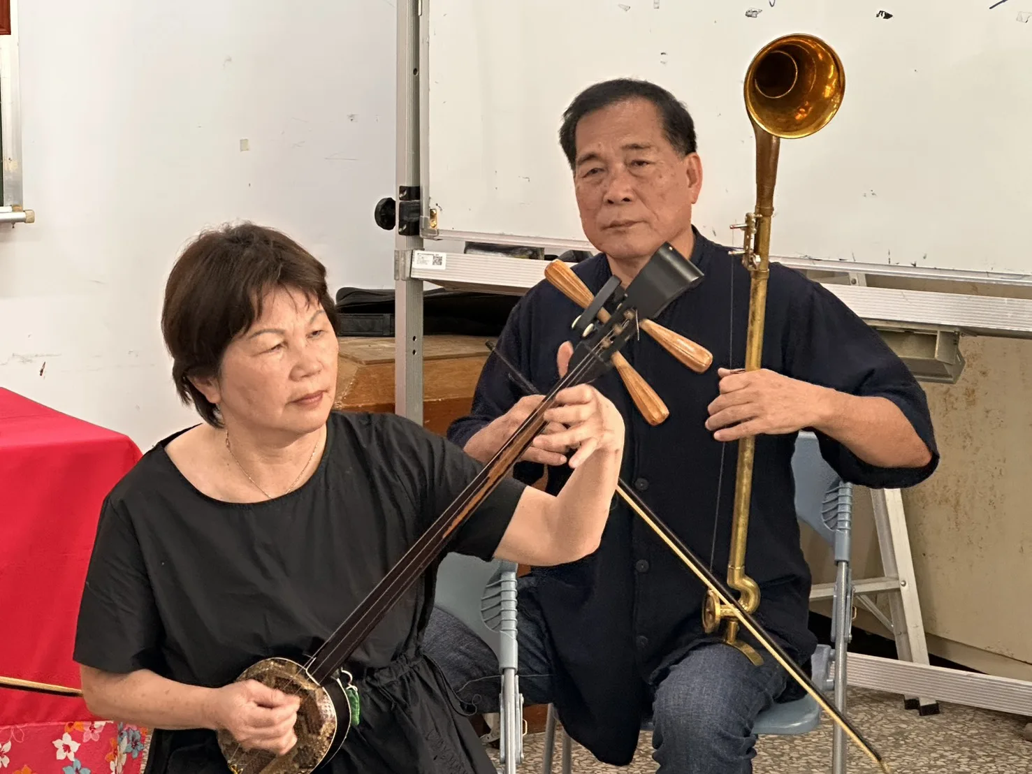 賴仁政老師現場與學員一同演奏。台中市政府客家事務委員會提供