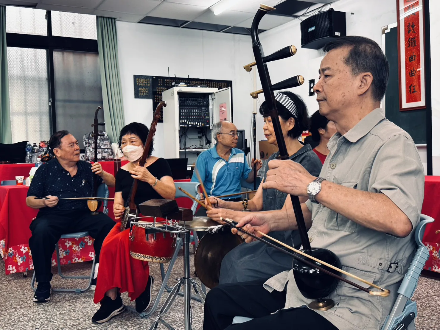 學員各各身壞絕技，會唱也會演奏。台中市政府客家事務委員會提供