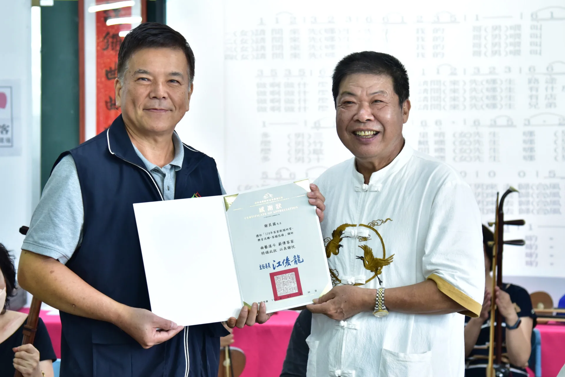 台中客委會副主委魏瑞伸（左）頒發感謝狀給謝其國老師（右）。台中市政府客家事務委員會提供