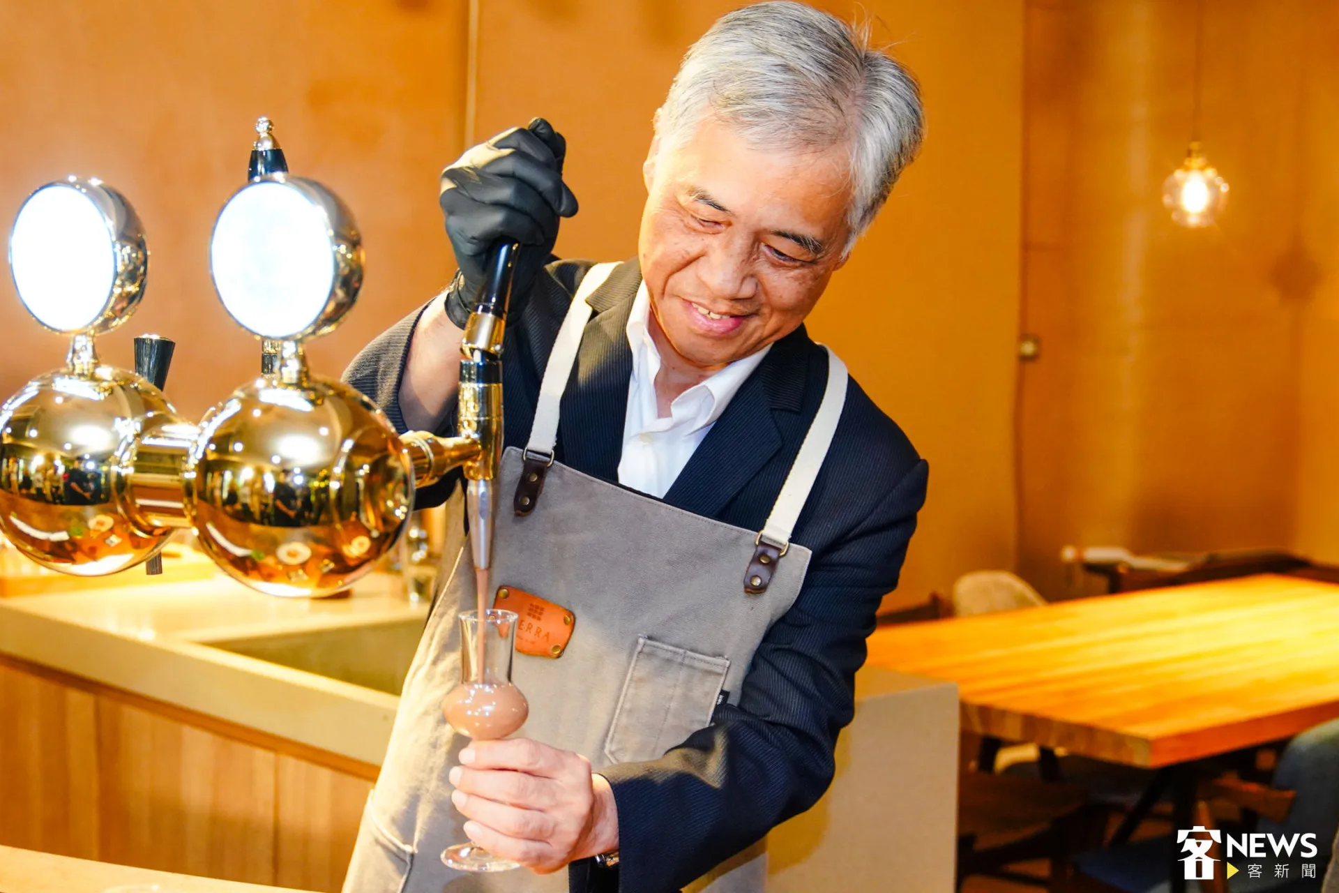 范佐銘化身bartender，製作東方美人茶巧克力氮氣冰飲。朱愷元攝
