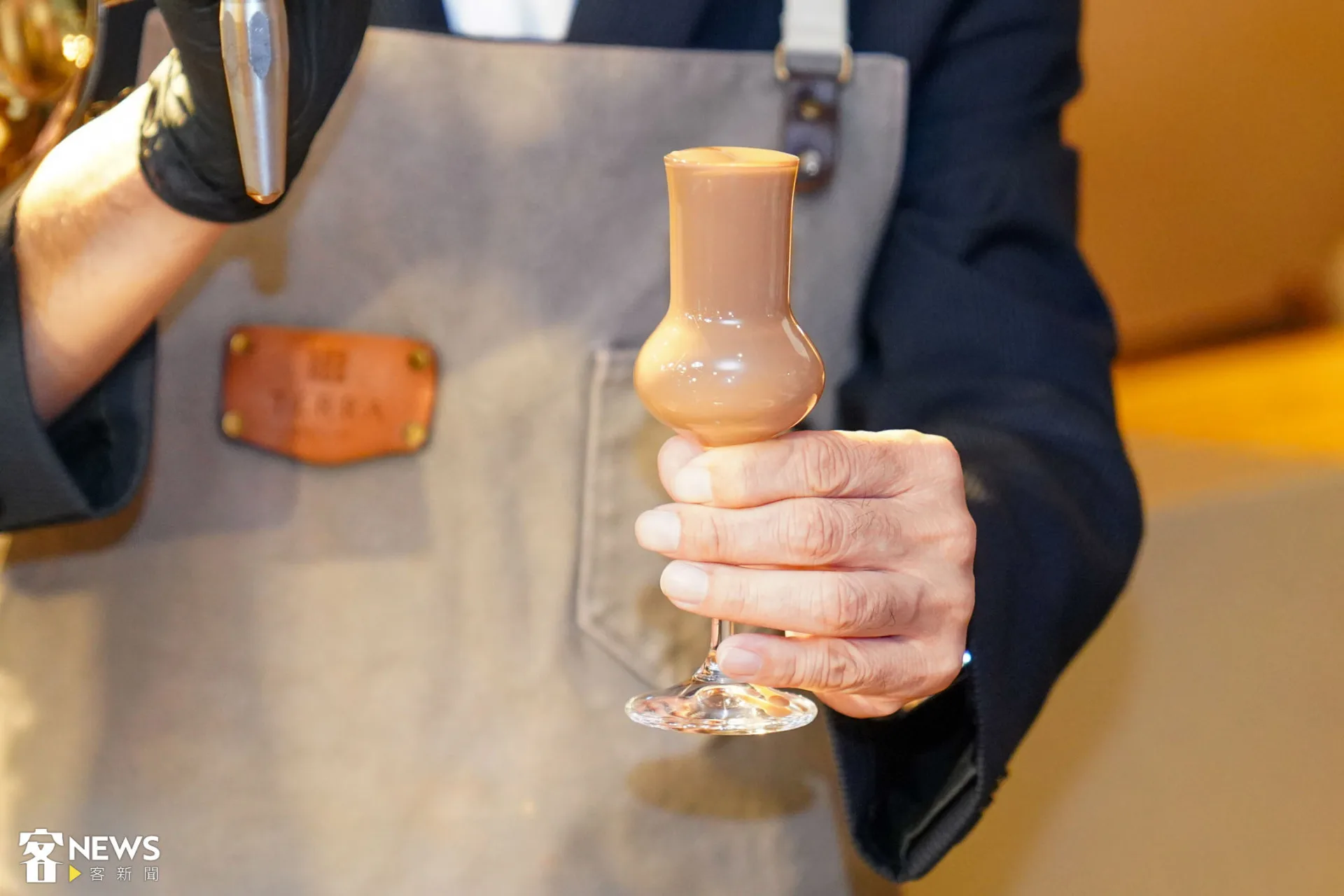 東方美人茶巧克力氮氣冰飲，質地絲滑順口。朱愷元攝影