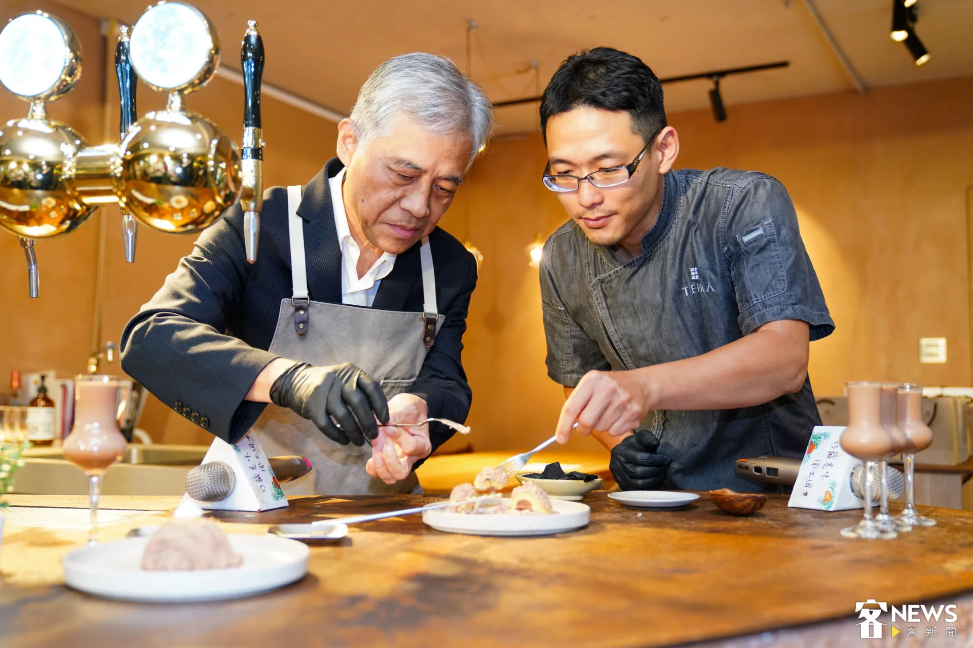 客家委員會副主委范佐銘擔任一日店長，現場製作與品嘗。朱愷元攝