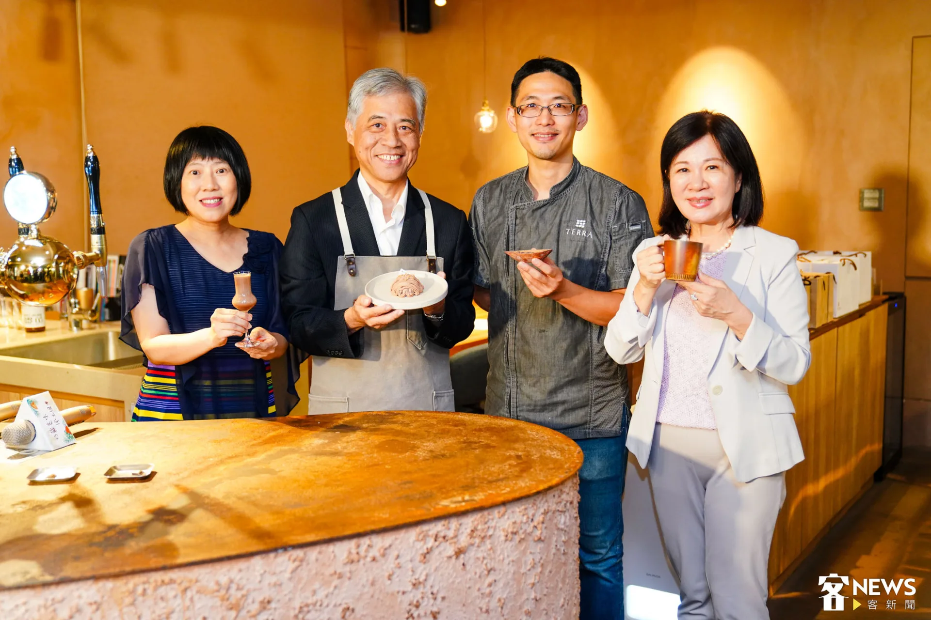 今天（31日）由客家委員會副主委范佐銘(左二)擔任一日店長，現場製作與品嘗。朱愷元攝