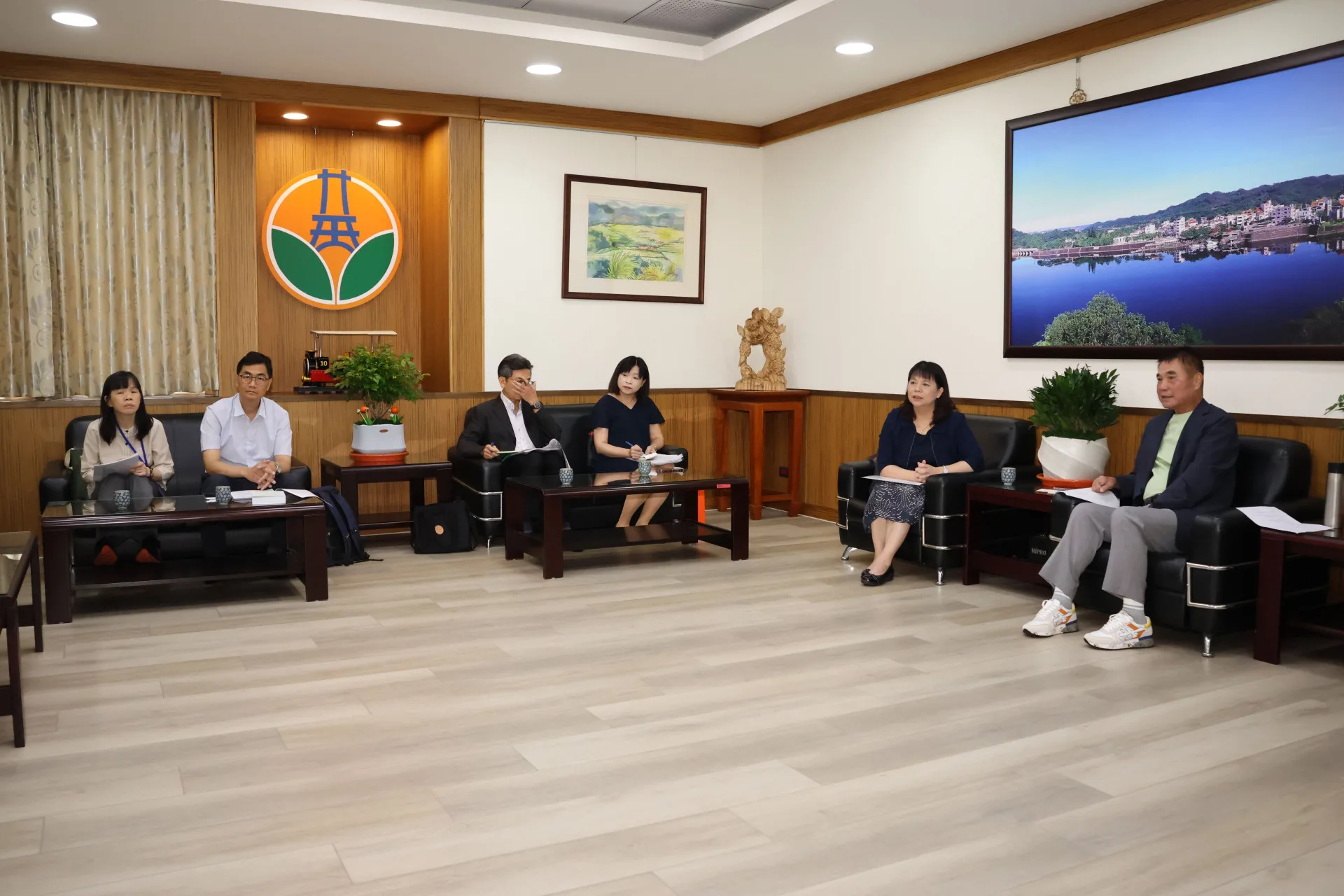 行政院大陸委員會副主委李麗珍,率隊拜會苗栗縣長鍾東錦。