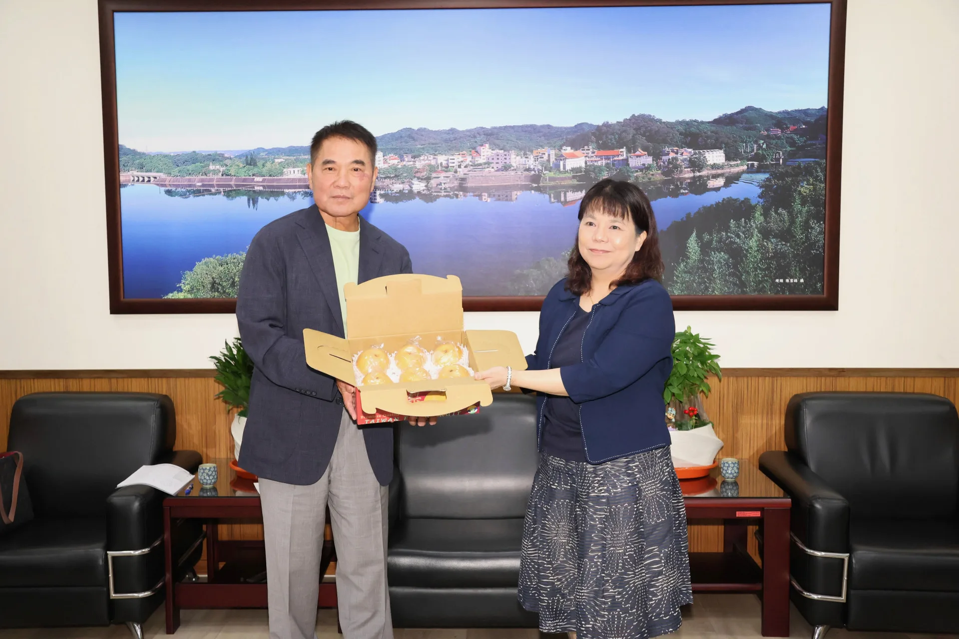 鍾東錦贈送苗栗生產的水梨禮盒給陸委會副主委李麗珍。