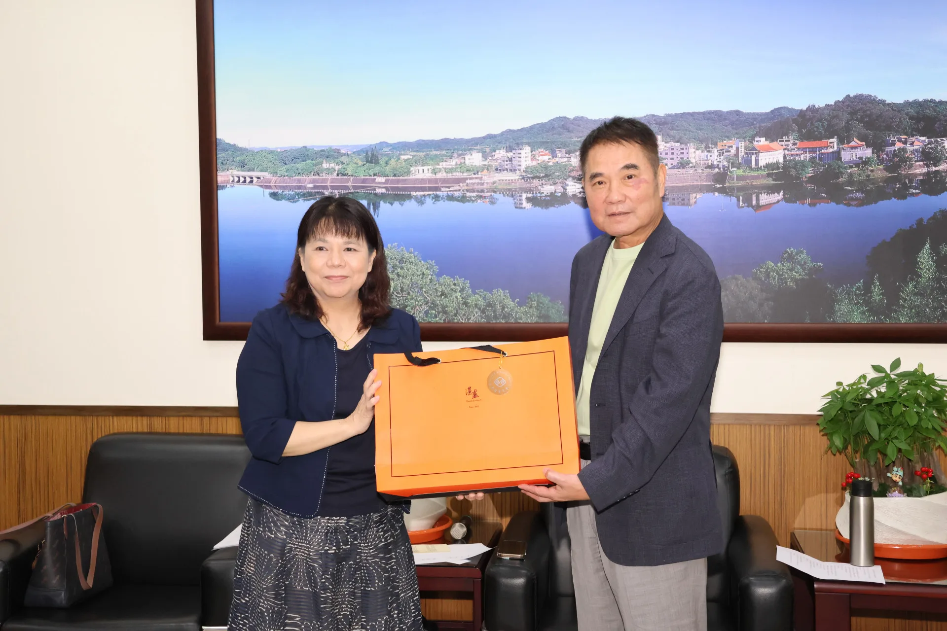 陸委會副主委李麗珍贈送伴手禮給鍾東錦。