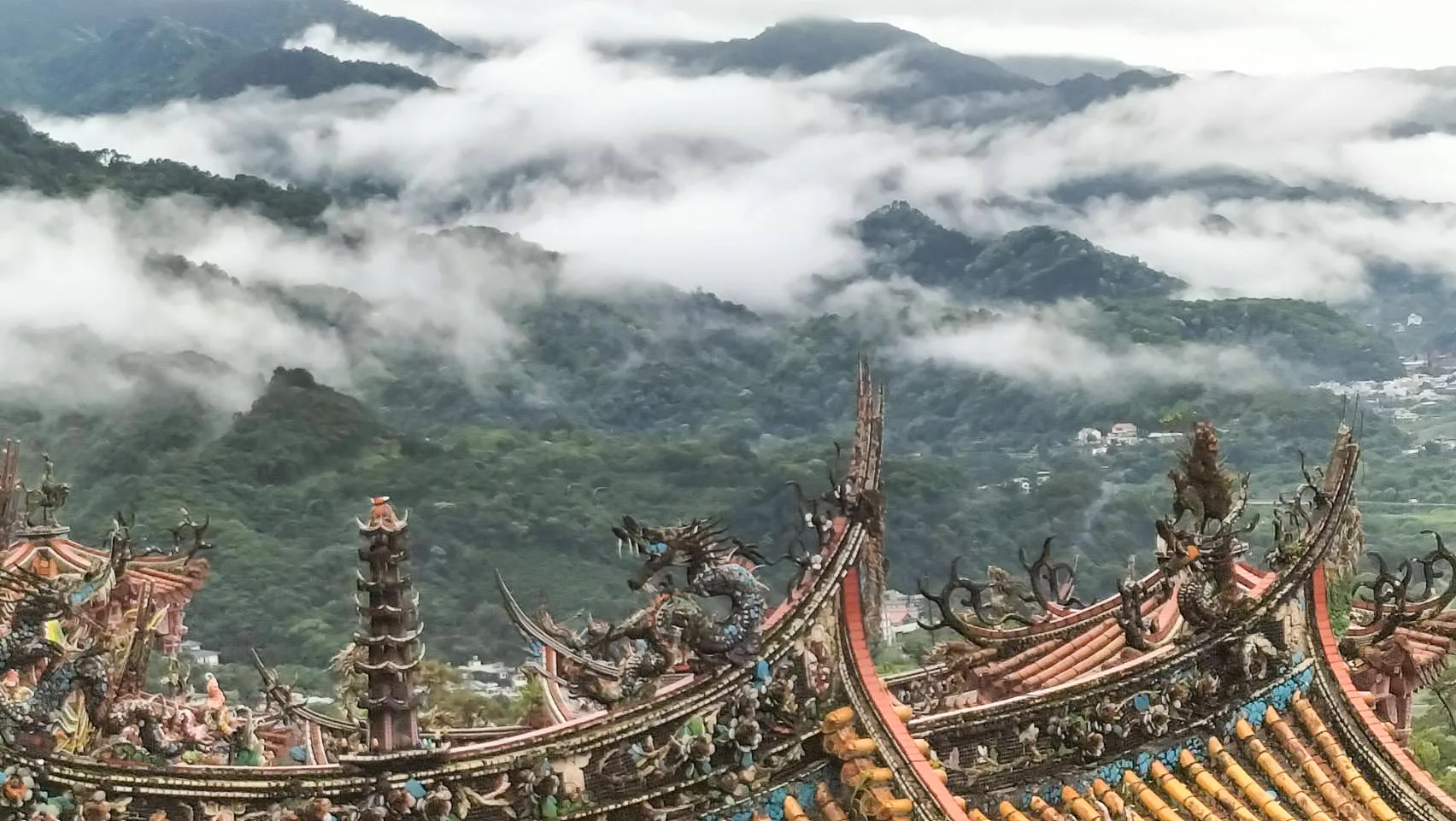 雨後的獅頭山，雲霧飄渺很美。黃錦源提供