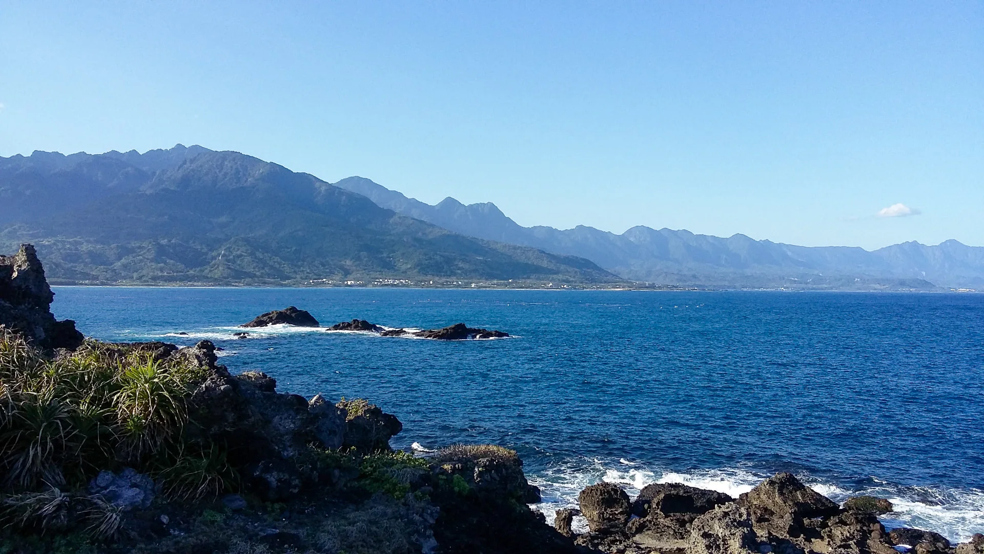 台東山脈又稱海岸山脈，是台灣五大山脈之一，是最靠東岸的山脈，山海連線，風景很美。何來美攝