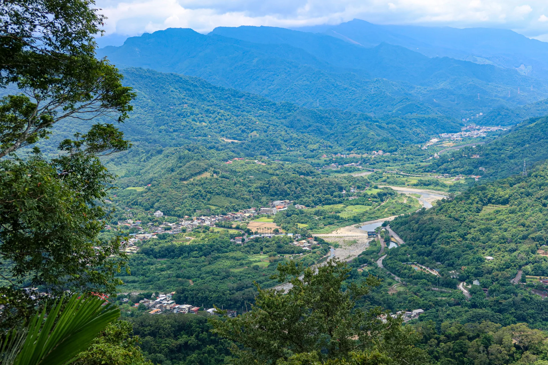 「逢山有客客有山」，早期客家人大都居住丘陵地或山地，開山打林，開埤築圳，謀生非常辛苦，圖為苗栗縣獅頭山下的客家庄。何來美攝