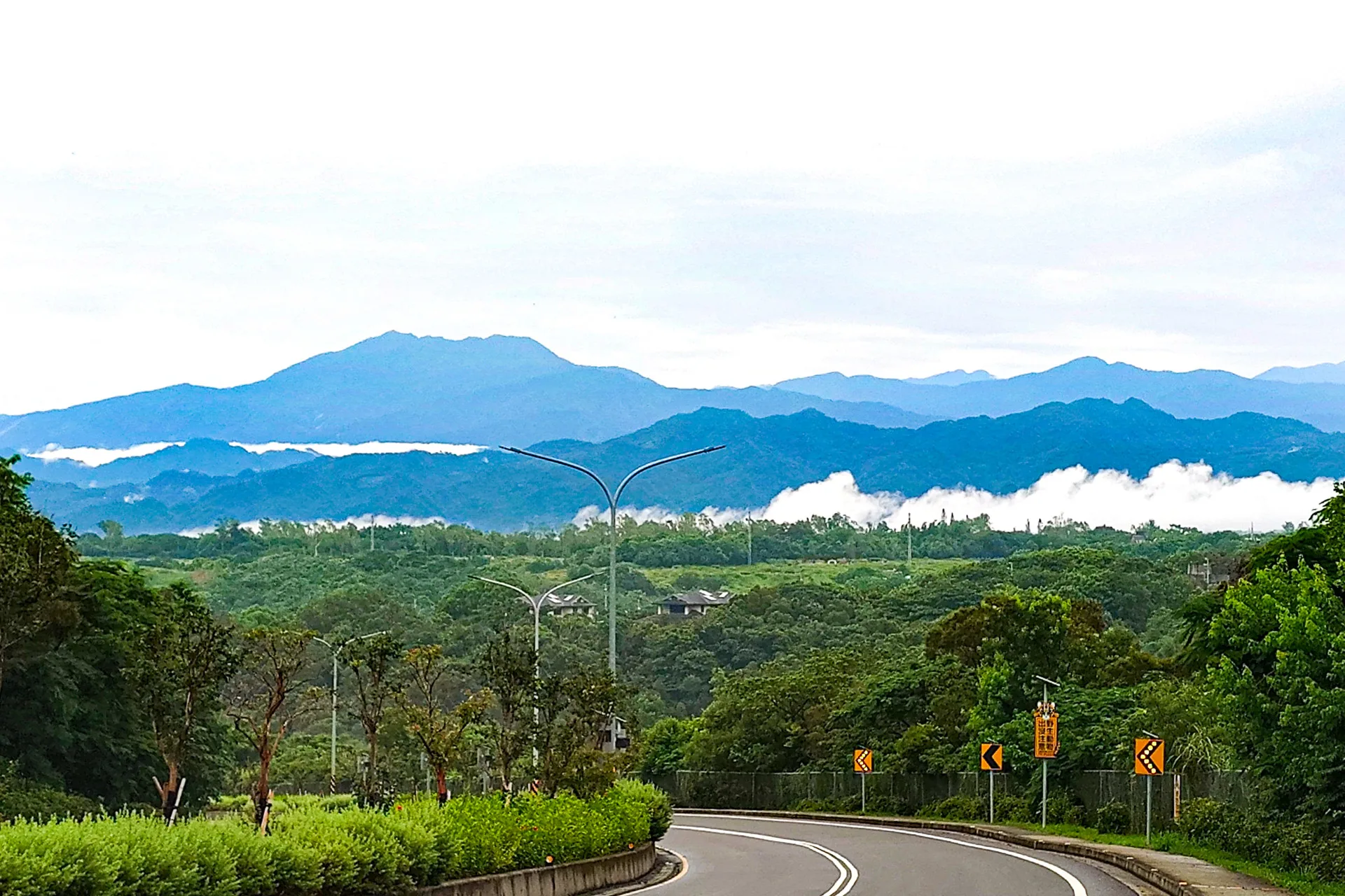 苗栗縣是「我那小小多山的國家」縮影，圖為從國立聯合大學八甲校區校門遠眺「三台疊翠」美景，最高一層山是苗栗的母親山加里山。何來美攝