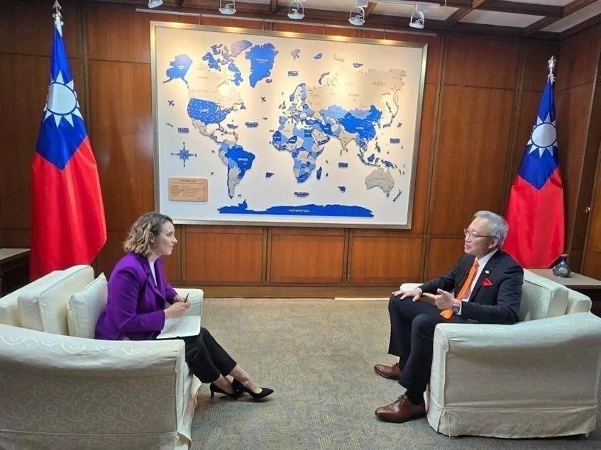 外交部政務次長吳志中接受英國天空電視台專訪，強調台灣在全球半導體產業居關鍵地位，已成為國際社會的共同利益。外交部提供