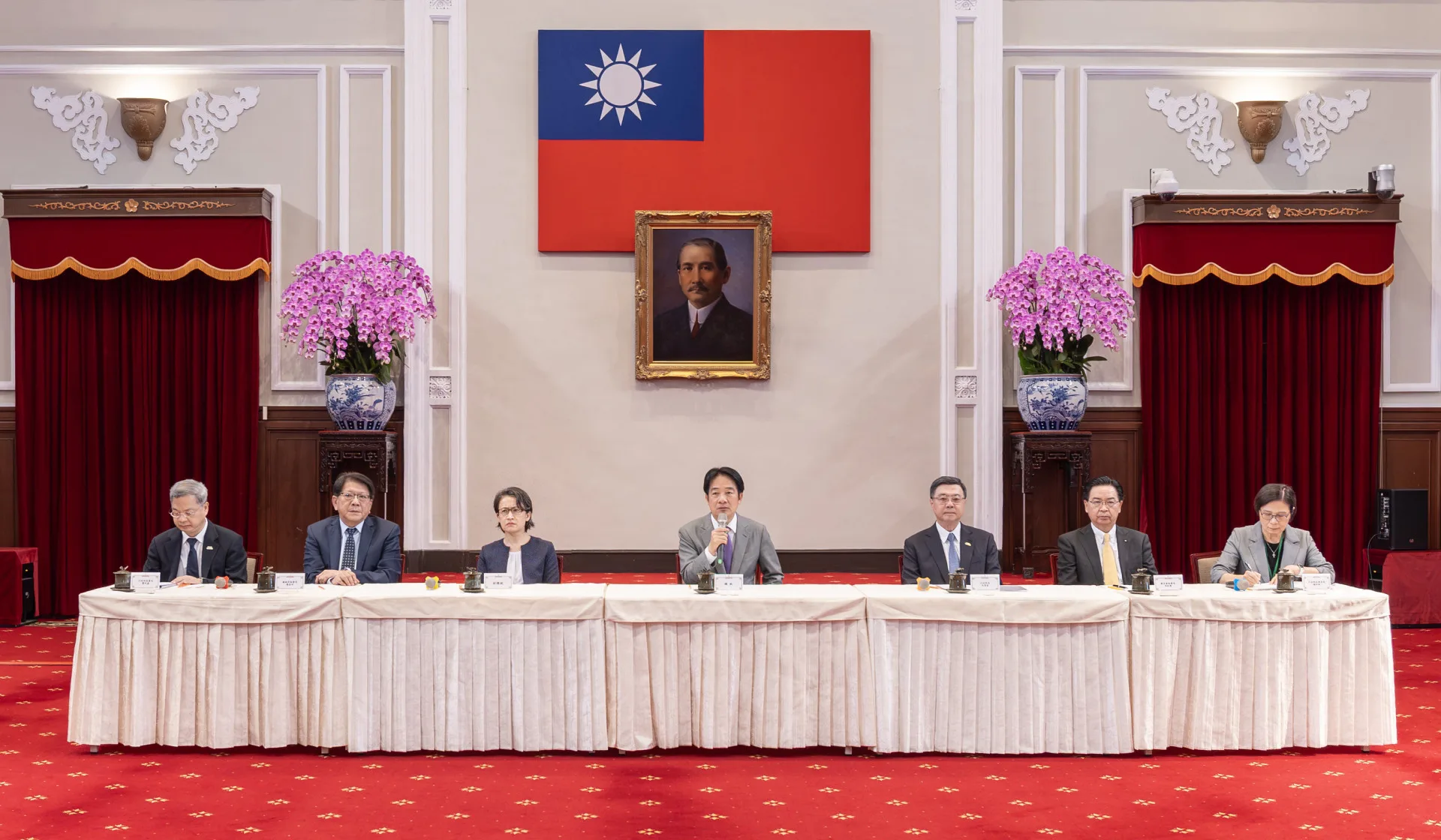 賴清德上午舉行「因應美國對等關稅政策記者會」，親上火線說明關稅談判情形。總統府提供