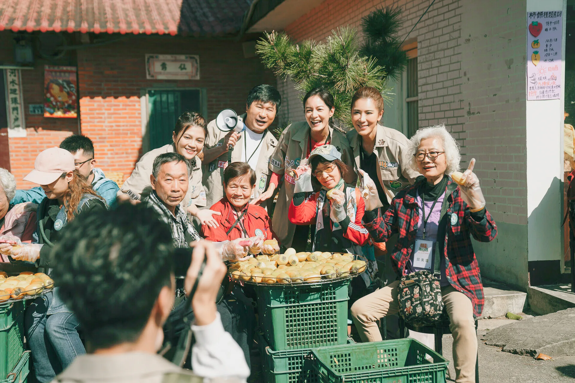 本集兩位特派員葉欣眉（左一）及Janet（右二）獲得鄉親一致好評。客家電視台提供