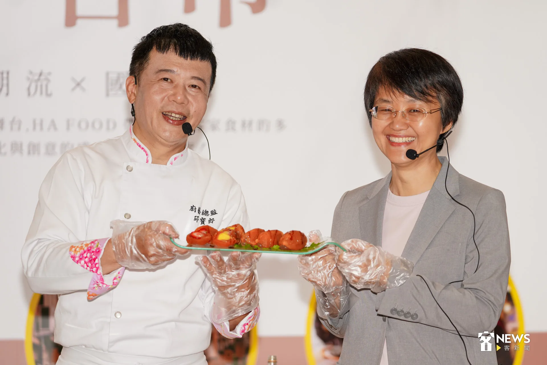 用台三線柿餅、六堆釀醬與台九線山苦瓜茶，發揮出創意的客食料理。洪藝晅攝