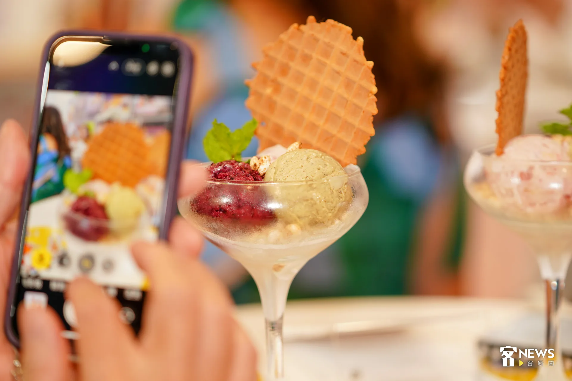 冰淇淋一推出，立刻吸引眾人目光，紛紛拿起手機拍照。洪藝晅攝