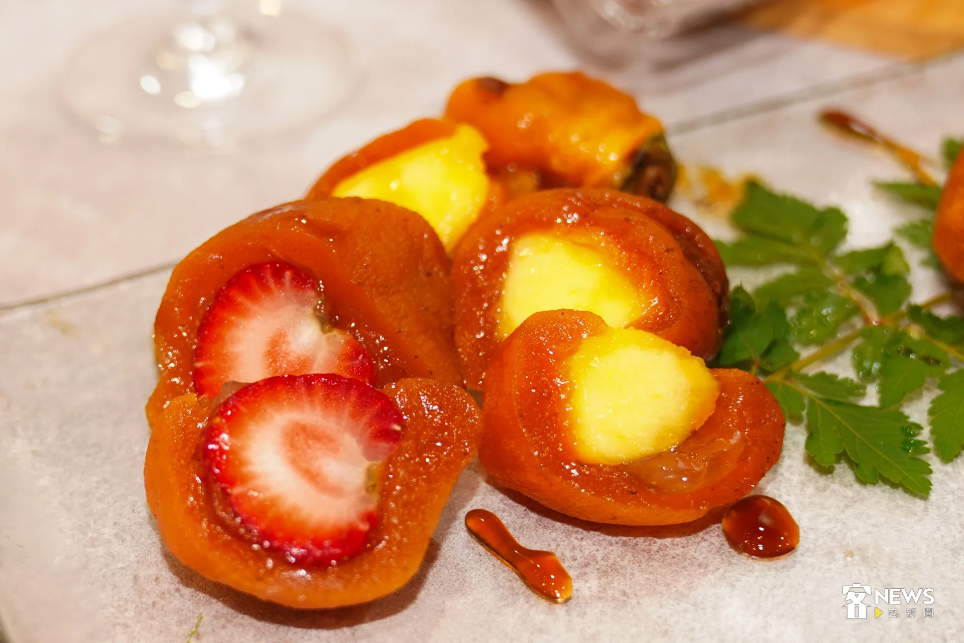 台三線柿餅包著香甜的芒果、草莓，宛如「日式大福」般色香味俱全。洪藝晅攝