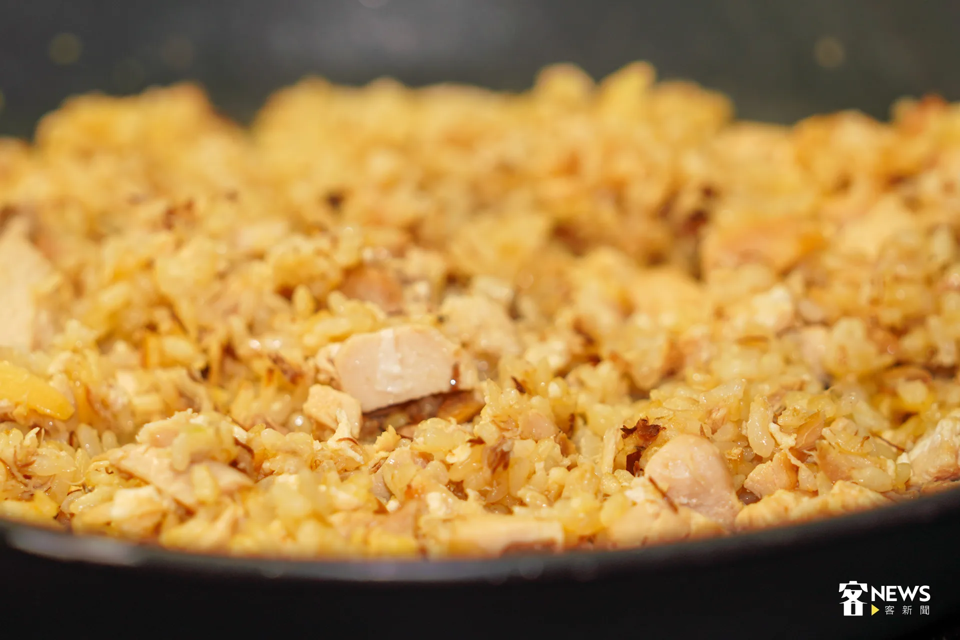 主廚洪昭勝表示,看似常見的鯖魚,其實是一種永續的魚種,不分季節且價格實惠。圖為鯖魚炒飯。洪藝晅攝