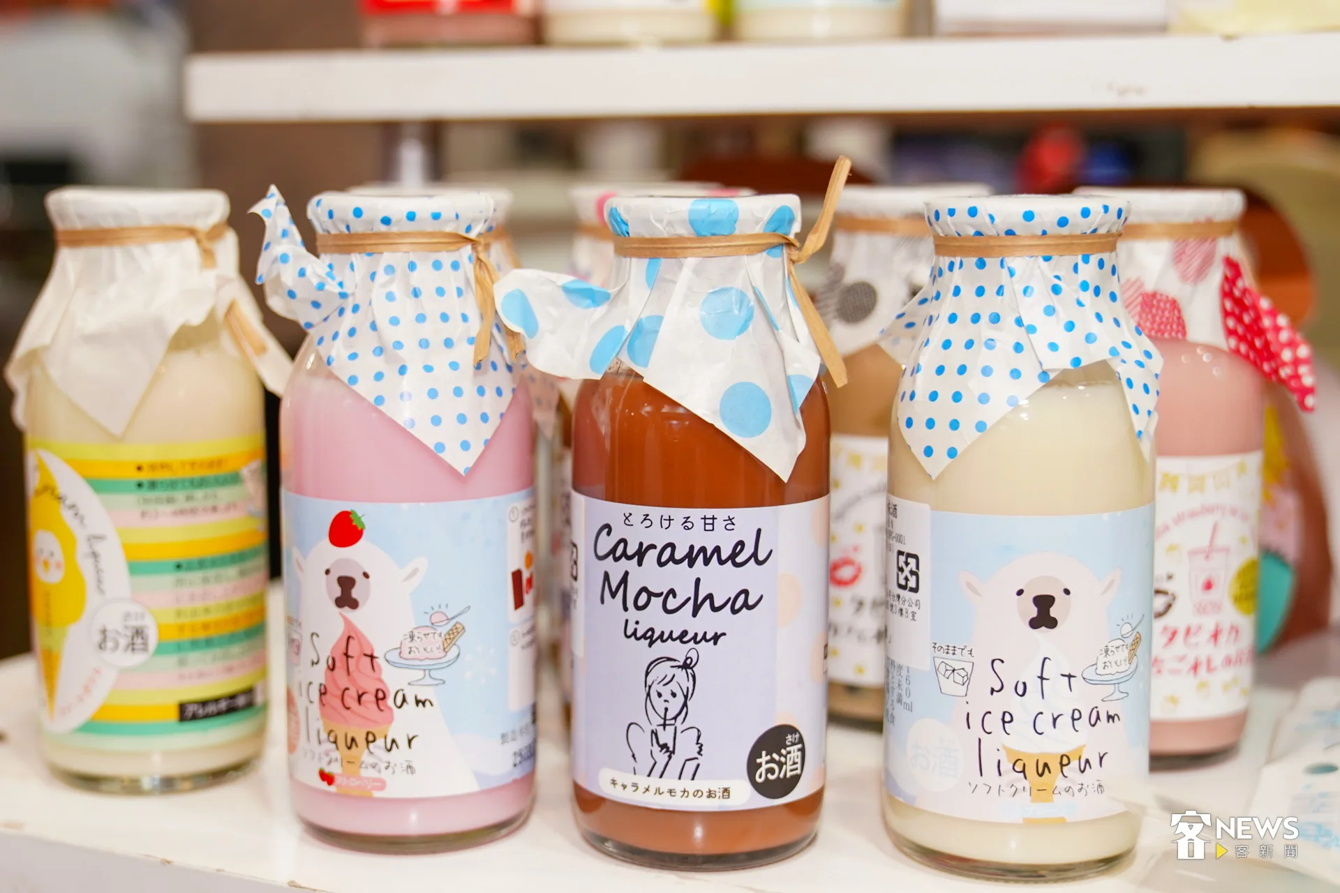 攤位上賣得最好的是「利口酒」,酸酸甜甜的風味最受女性客人喜愛。洪藝晅攝