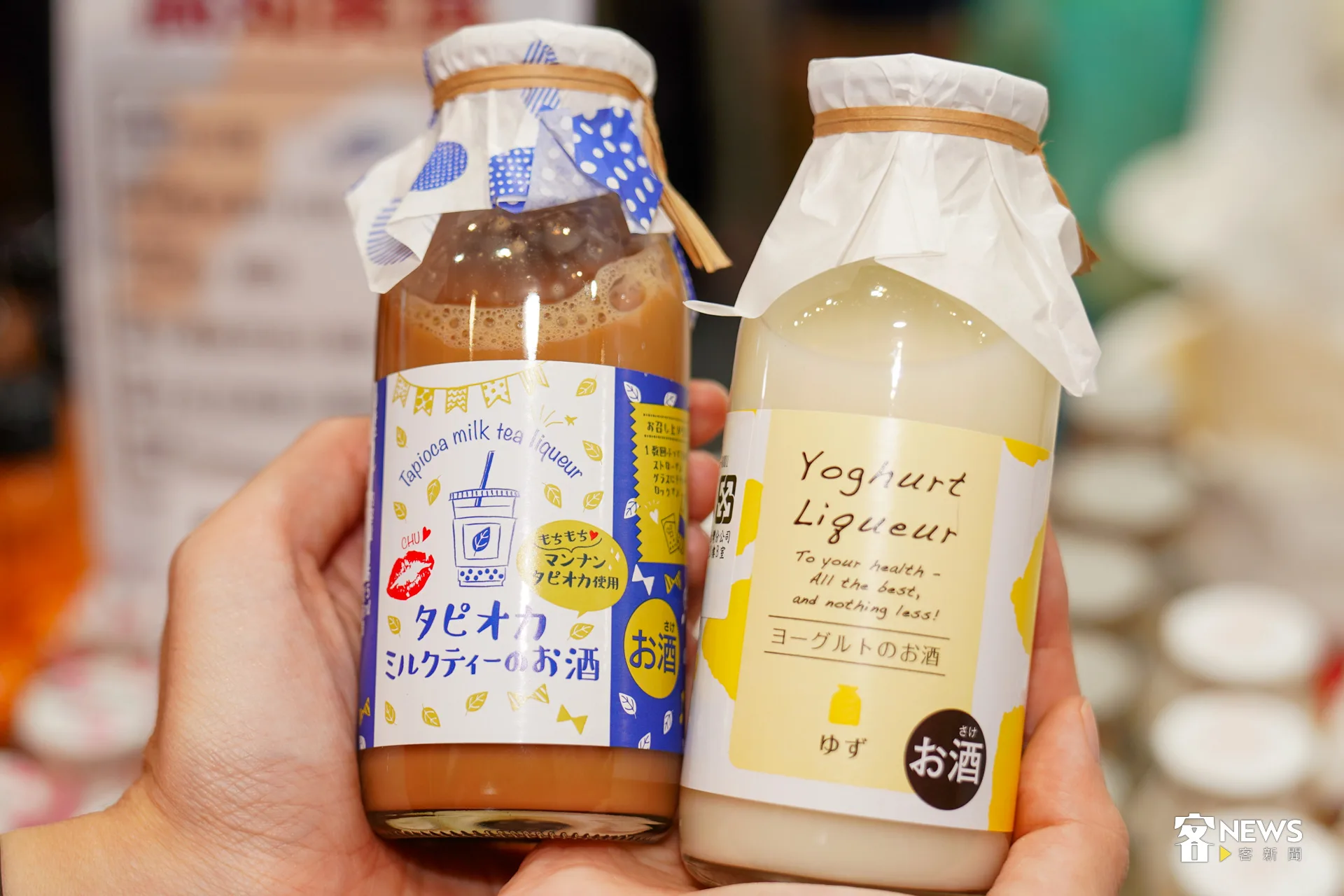 高知縣「利口酒」推出超台的珍珠奶茶風味(左),以及經典風味「柚子優格」(右)。洪藝晅攝