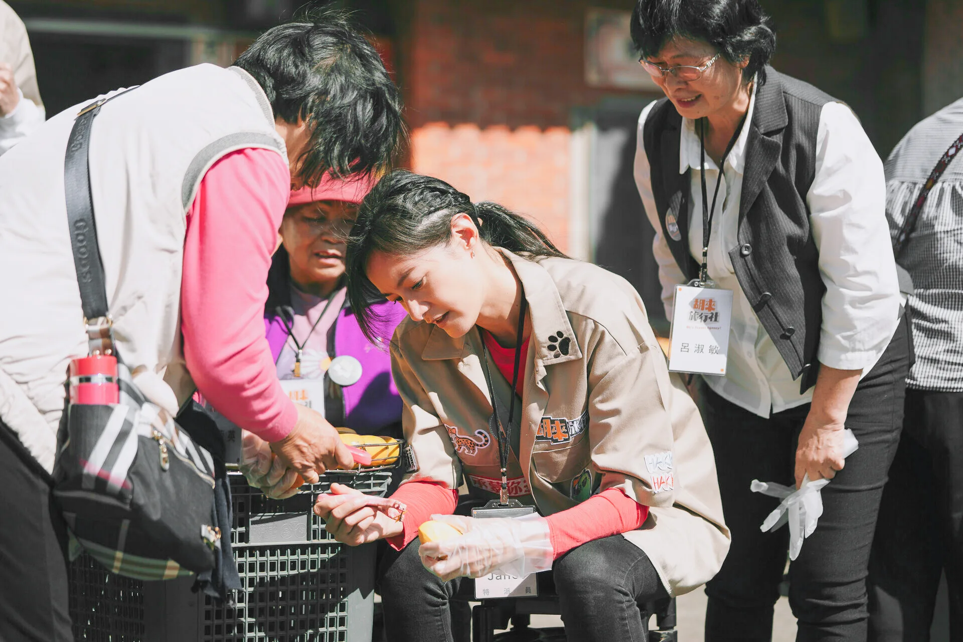 Janet削柿子被誇有慧根，一教就會。客家電視台提供