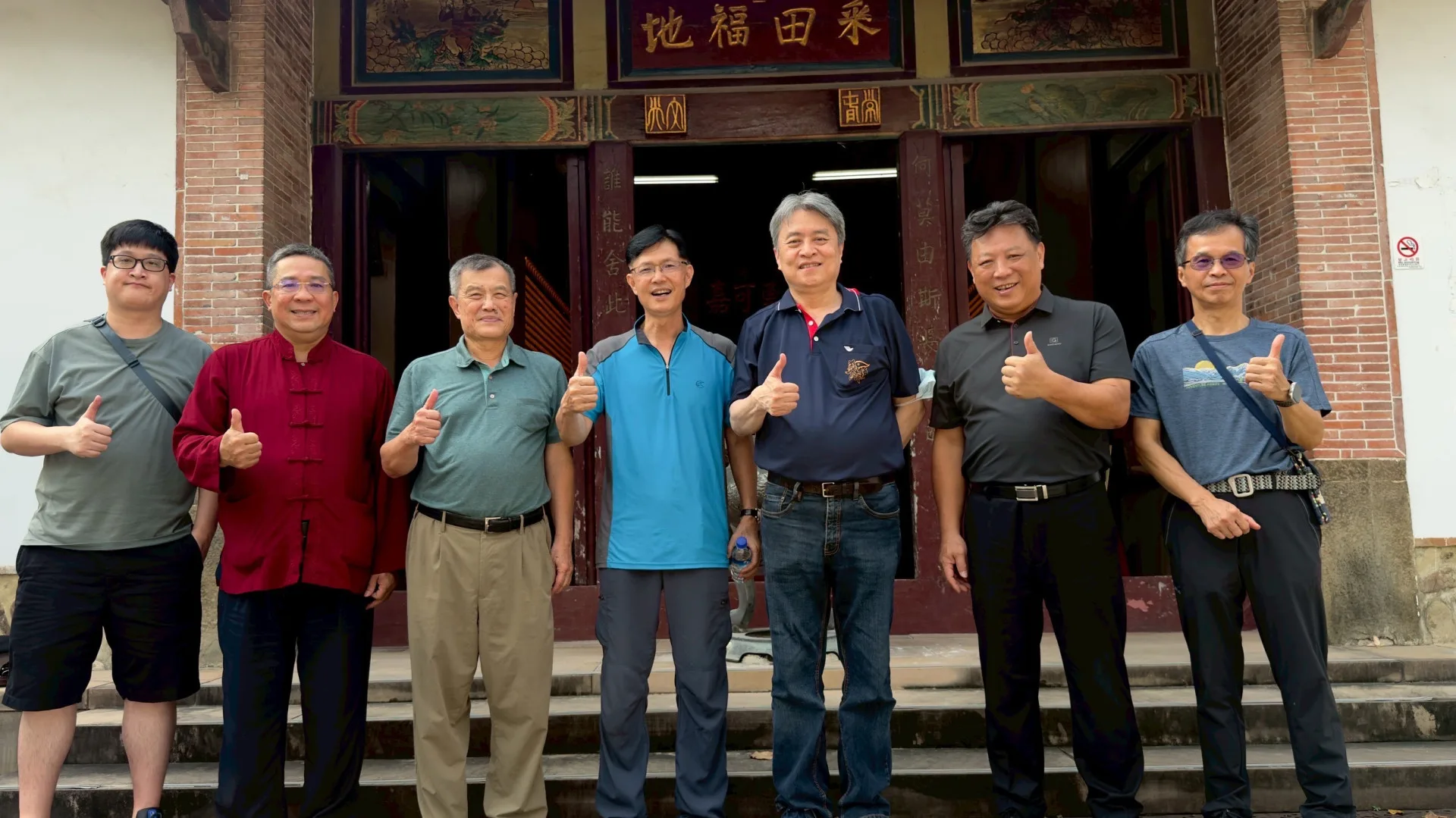 今年義民祭總爐主羅吉平(右3)日前邀請道卡斯族人參與，獲「采田福地」理事長三仁壽(右4)應允。右1為道卡斯族文化協會理事廖國宏，右2為新埔義民廟楊梅聯庄副總爐主彭成勤，左3為新埔聯庄總爐主蔡元彰，左2禮儀專家黃本耀，左1為羅吉平長子。黃本耀提供