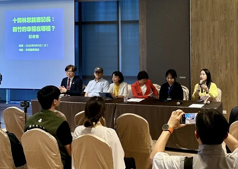 台灣客社3日在新竹縣舉辦記者會，提出罷免國民黨立委林思銘的原因，由客社副秘書長、世界台灣客家聯合會理事長彭莉惠（後右1）主持，客委會前主委楊長鎮（後左2）、民進黨立委范雲（後右3）、時代力量黨主席王婉諭（後左3）、台灣基進黨主席王興煥（後左1）等人出席。中央社