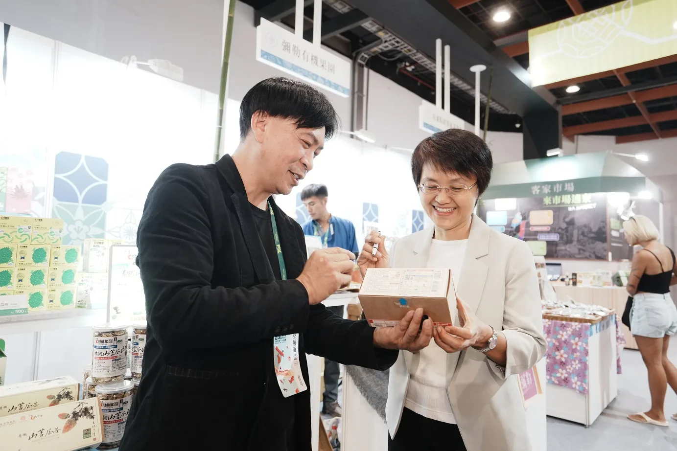 客委會主委古秀妃(右)向從花蓮前來參展的淺草堂創辦人曾吉生(左)致意。