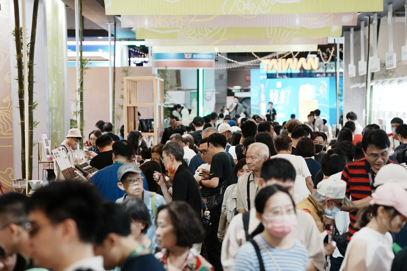 美食展湧入大批人潮。客委會提供