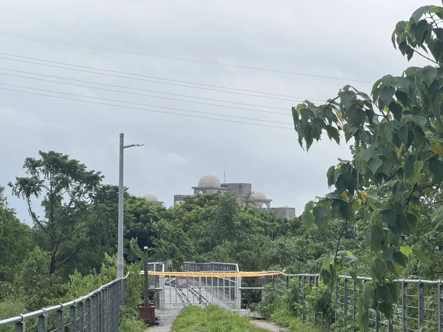 連日強降雨造成雲林縣多處傳出災情，民眾發現連接雲嘉的歷史建築石龜溪鐵橋，其中1根橋墩基礎遭掏空位移，甚至鐵軌扭曲，雲林縣政府文化觀光處3日在現場拉起封鎖線。雲縣府文觀處提供