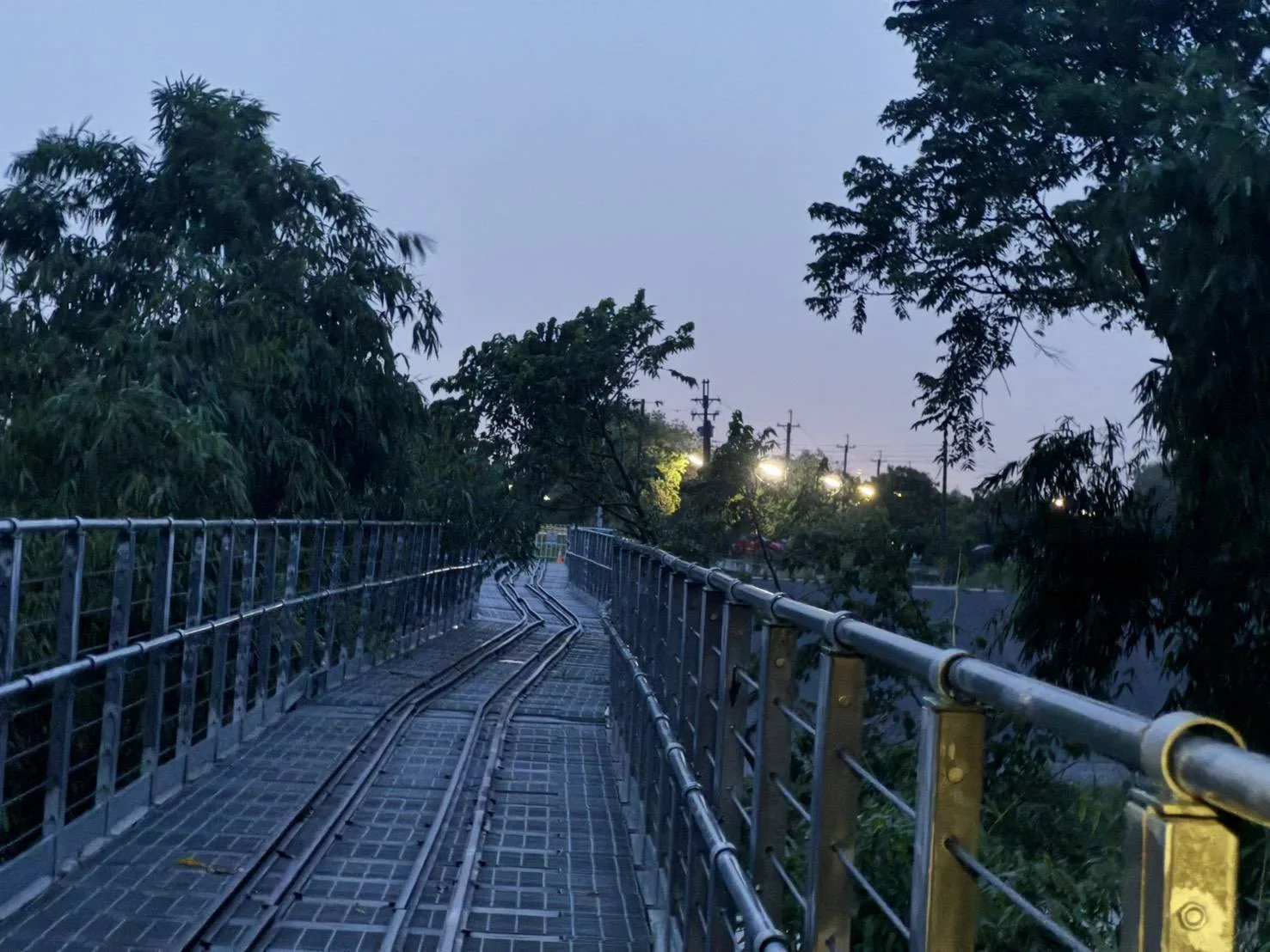連日強降雨造成雲林縣多處傳出災情，連接雲嘉的歷史建築石龜溪鐵橋，其中1根橋墩基礎遭掏空位移，甚至鐵軌扭曲。雲縣府文觀處提供