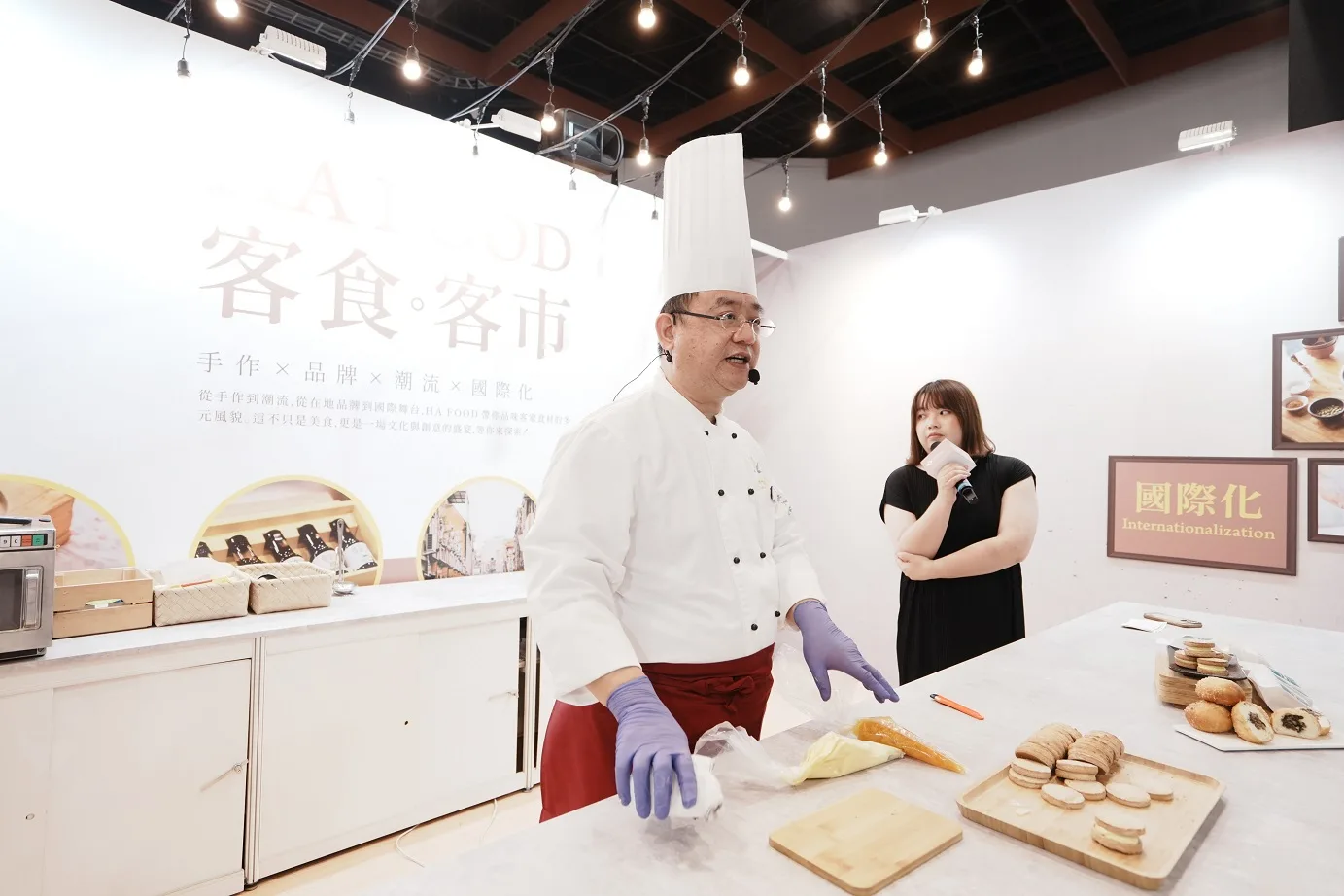花蓮理想大地渡假飯店的阿逸師，用客家食材創作「松露鹹豬肉蔥麵包」與「東方美人茶達克瓦茲」等創新料理。