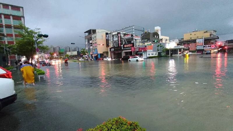 西南氣流影響,台南2日明顯降雨,永康區時雨量逾100毫米,部份區域排水不及,淹水嚴重。台南市議員黃肇輝提供