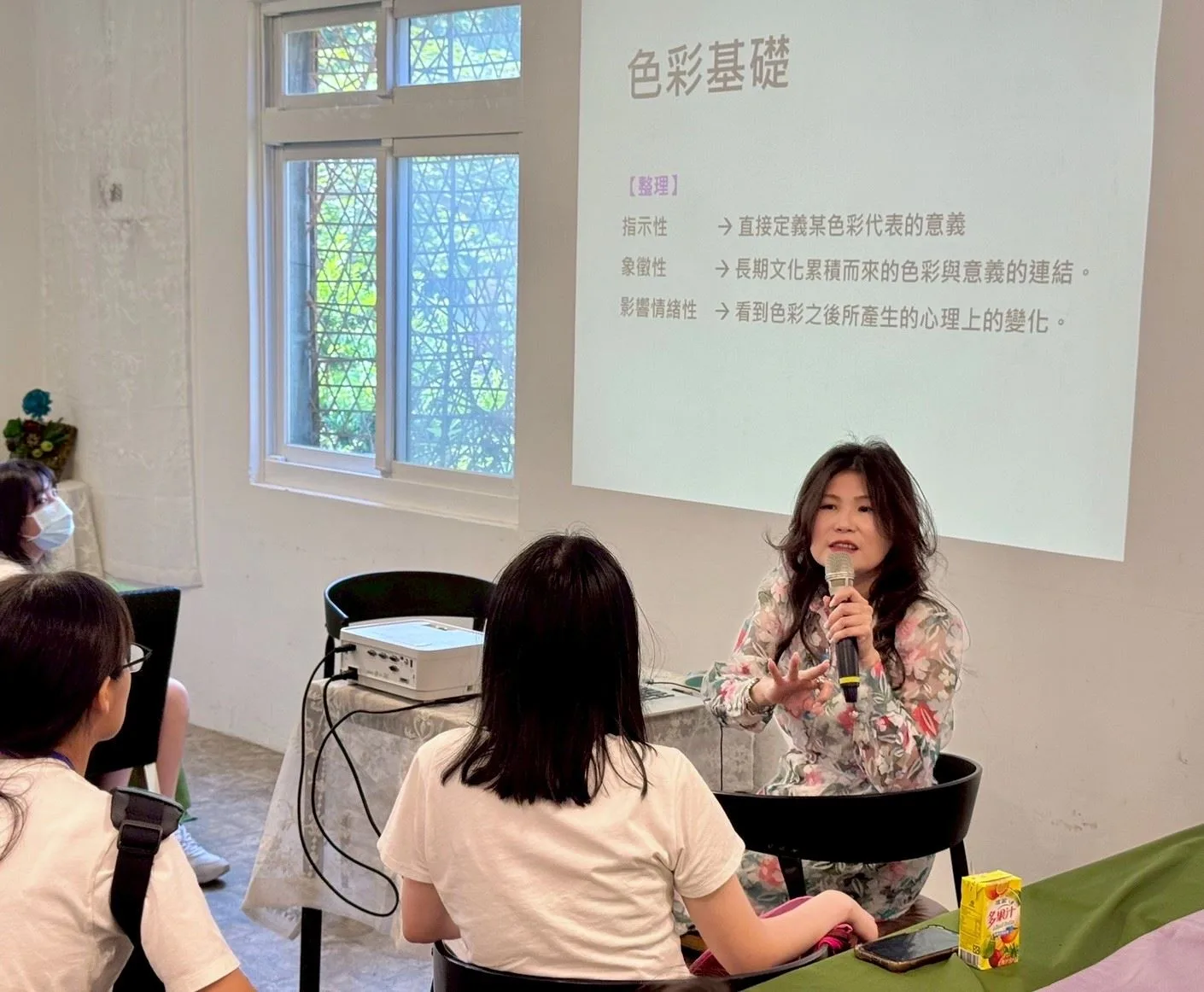 匯客市藝文設計蔣育鳳老師親自帶領花藝團隊教學。 新竹縣政府提供